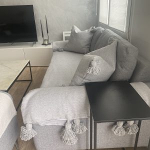 Plaid xxl gris avec pompom