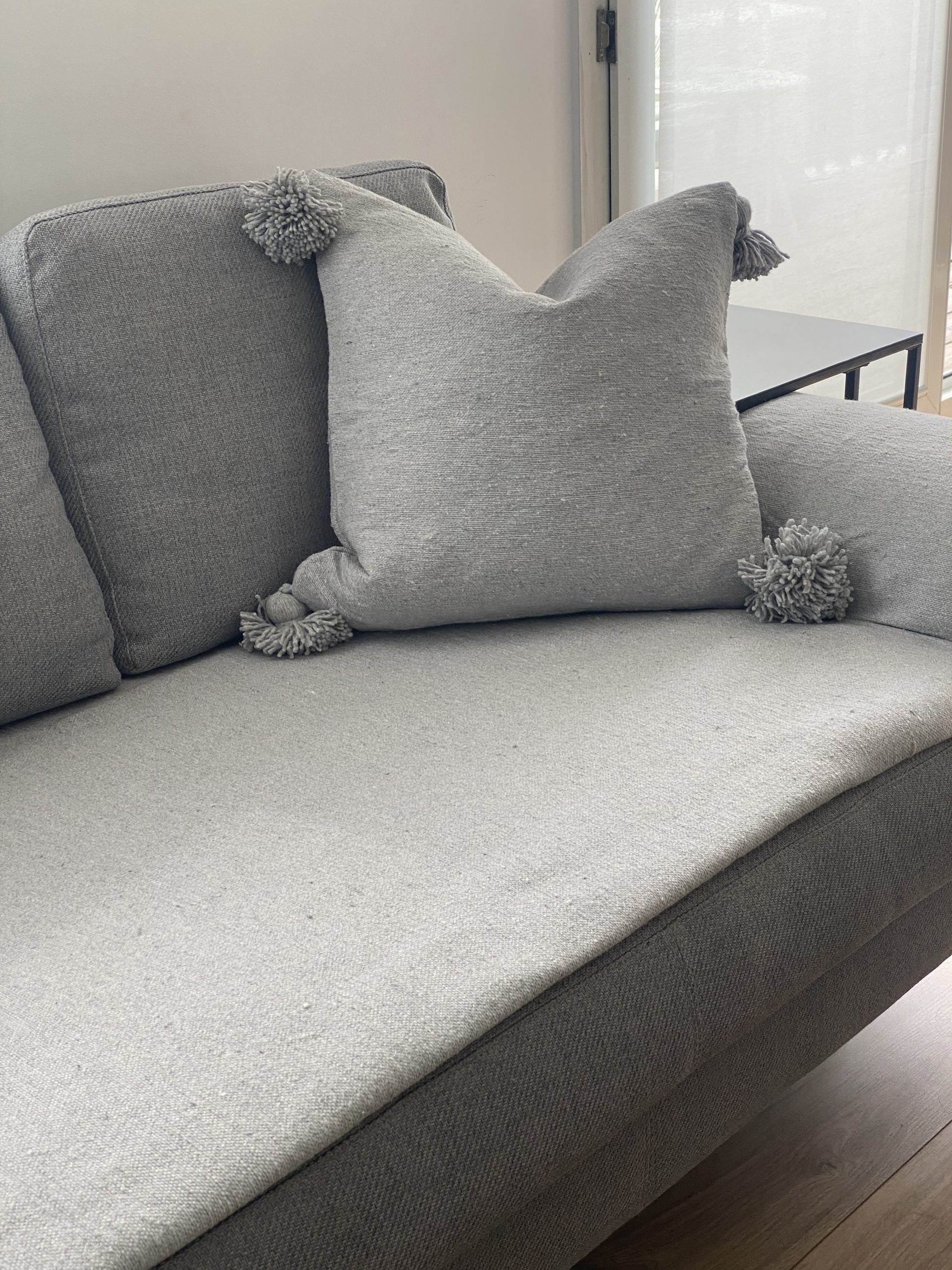 ensemble plaid et coussin gris